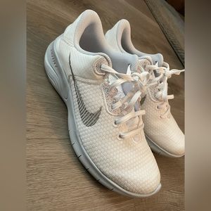 WORN ONCE NIKE TENNIS SHOES.